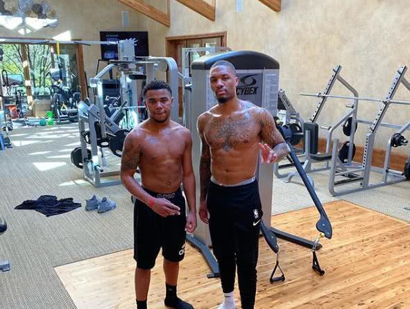 他强调的并 他强调的并