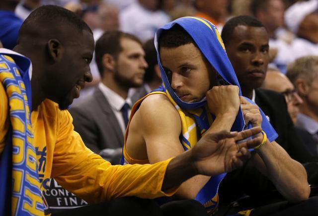 有球员在拉 有球员在拉